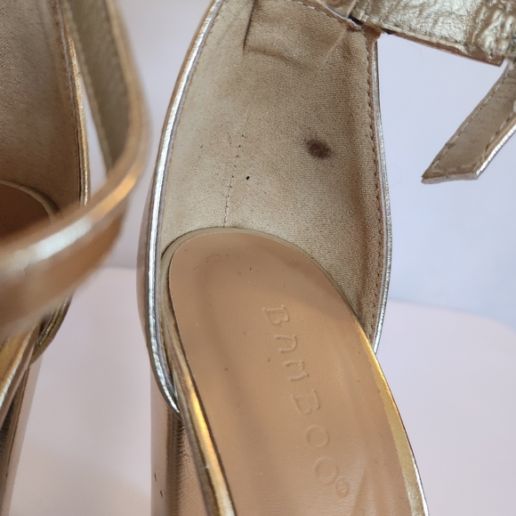 Bamboo Frenzy Gold Strappy Block 4in Heel womens size 8 - Picture 13 of 15